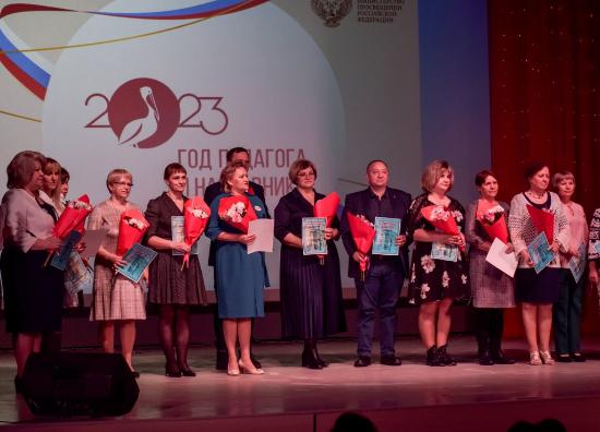 29 марта 2023 года в Ленском районе прошла торжественная церемония открытия Года педагога и наставника, которая объединила делегации от всех ОУ района!